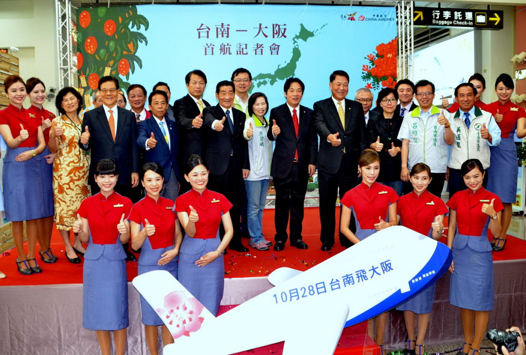 「台南--大阪」國際定期航班，今（28）日起飛！南市長賴清德、華航董事長孫洪祥共同主持首航啟航儀式。（實習記者/陳山攝）