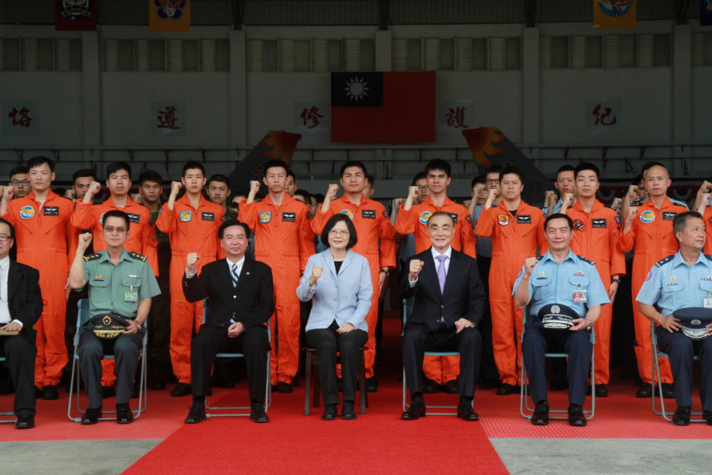 總統蔡英文本週六將再度視察部隊，並登上海軍新銳艦艇「沱江艦」。圖為上週日小英視察401聯隊時與官兵合影。（何豪毅攝）20160602