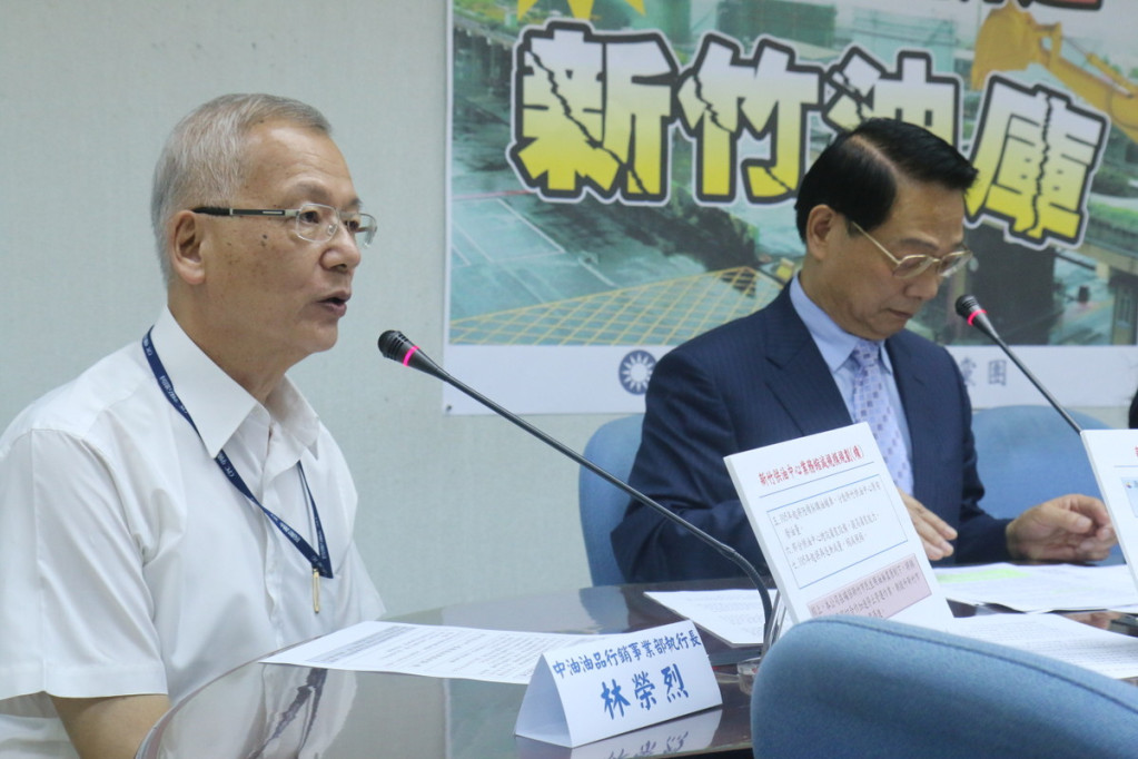 國民黨立委呂學樟（右）與中油官員林榮烈（左）為承諾廢除新竹油庫一事針鋒相對。（記者何豪毅攝）20150729