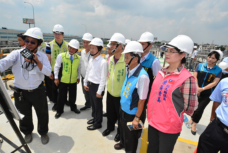 彰化縣長魏明谷視察彰化市汙水下水道工程進度，實地勘察簡報。圖／彰化縣政府提供