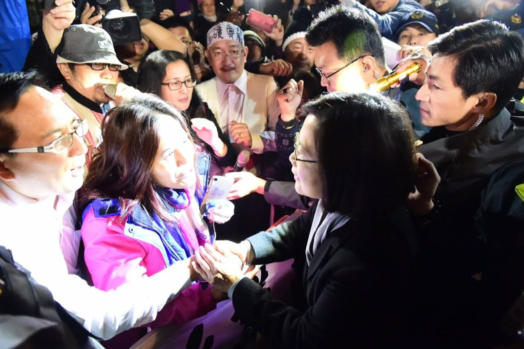 蔡英文在最後一場政見會結束後，無預警走過馬路接受一群原住民的陳情，讓忍受寒風陳情抗議的原住民哭了。（圖：蔡英文臉書）