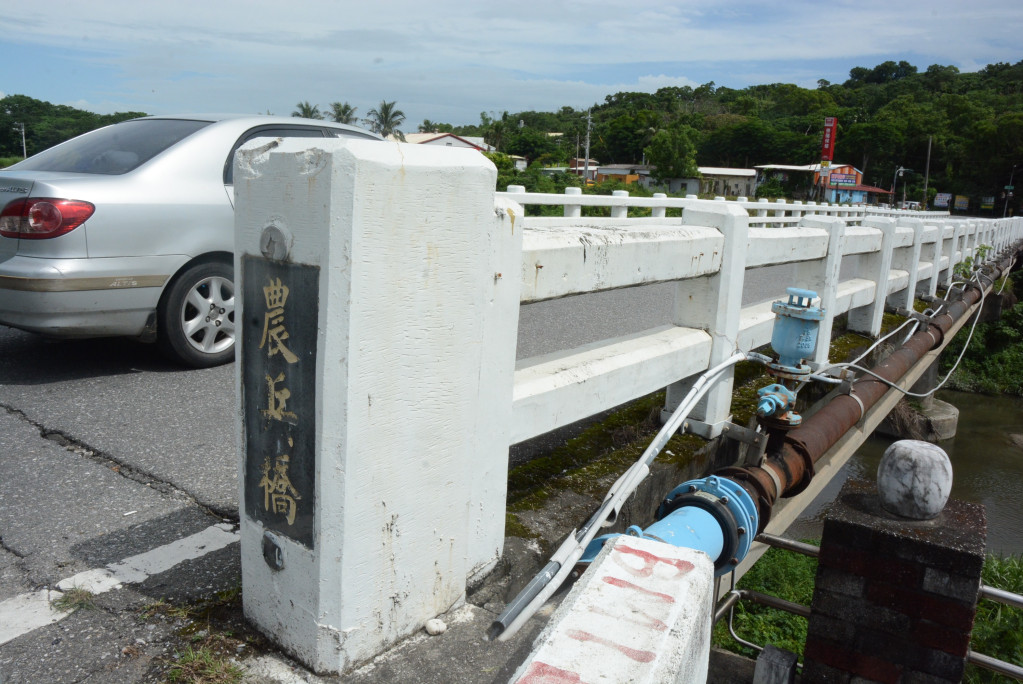 花蓮市跨越美崙溪的農兵橋，傳說是清領時期清兵會合攻打撒奇萊雅族人的所在，橋齡已逾50年，橋墩裸露，橋樑旁也懸掛各單位管線，將重新改建。圖／王志偉