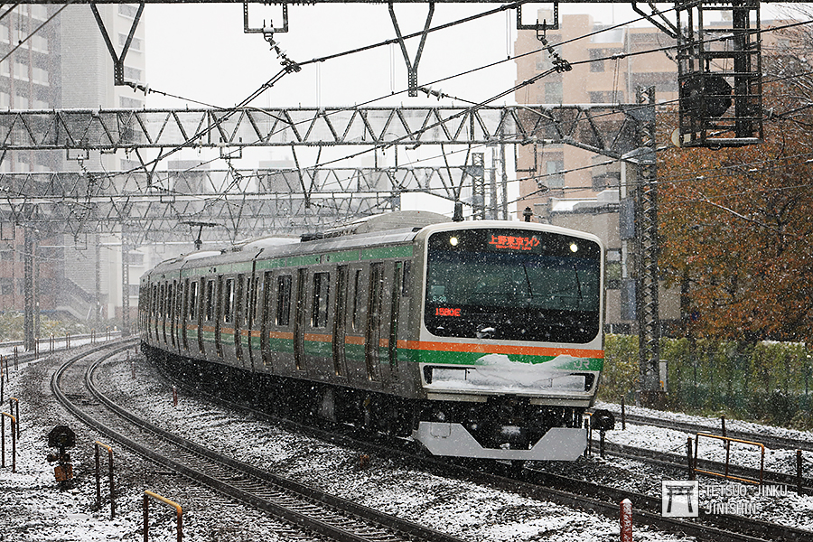 今天清晨開始，東京降下瑞雪，也讓許多鐵道迷記錄下這難得一見的11月鐵道雪景。圖/陳威臣