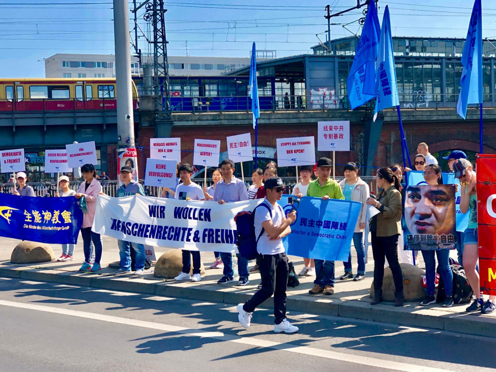 每年的「六四」祭日，德國的民運朋友，德國知識界的朋友，都會準時聚集到中國駐德國使領館門前舉行祭典與抗議活動（2019年柏林中國大使館前）。圖／田牧