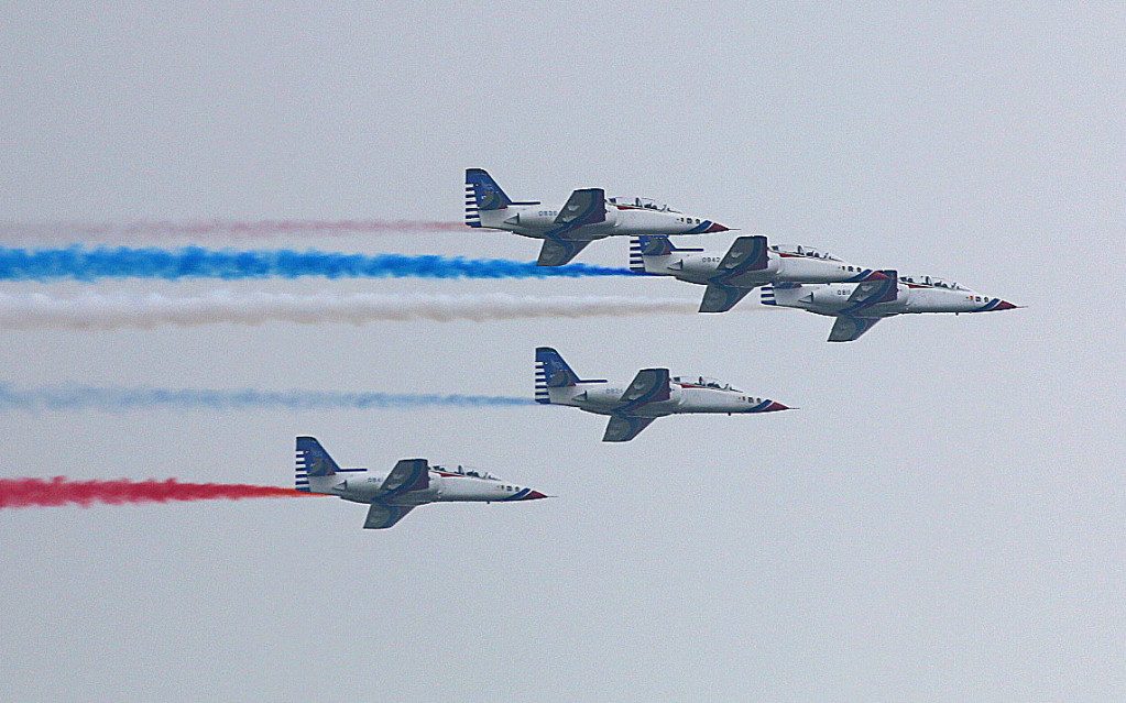 空軍辦814勝利78週年紀念活動，其中雷虎小組受去年10月摔機檢討之故，軍方以安全為名將特技表演大幅縮水。圖為今年7月4日雷虎小組在新竹湖口表演。（記者何豪毅攝）20150728