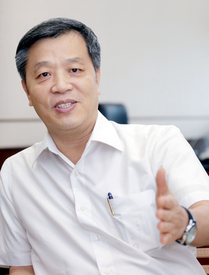 針對派遣工使用上限,勞雇立場迥然不同,勞動部長陳雄文今日拋出條件說。(中央社檔案照)