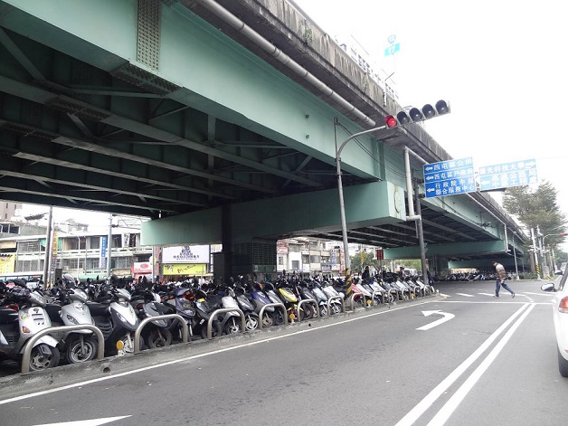 中市主幹道台灣大道（原中港路）連接國1中山高交流道引道之光明陸橋，是台中交通瓶頸之一，問題多多，但若延長高架，等於將台灣大道鑽石地段砌堵路牆，更是茲事體大。市府拋出議題，市民大辯論。（中市新聞局提供）