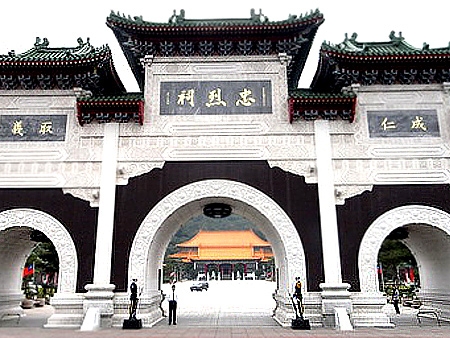 台灣絕大多數的忠烈祠，都是國民政府來台後拆掉日本神社改建的，裡面供奉的是和台灣毫不相干的人的神位，反倒是台灣人在近百餘年來為保衛自己家園而死的無數英靈，政府至今任其漂泊異域，我們對得起這些先人嗎？（圖取自網路）