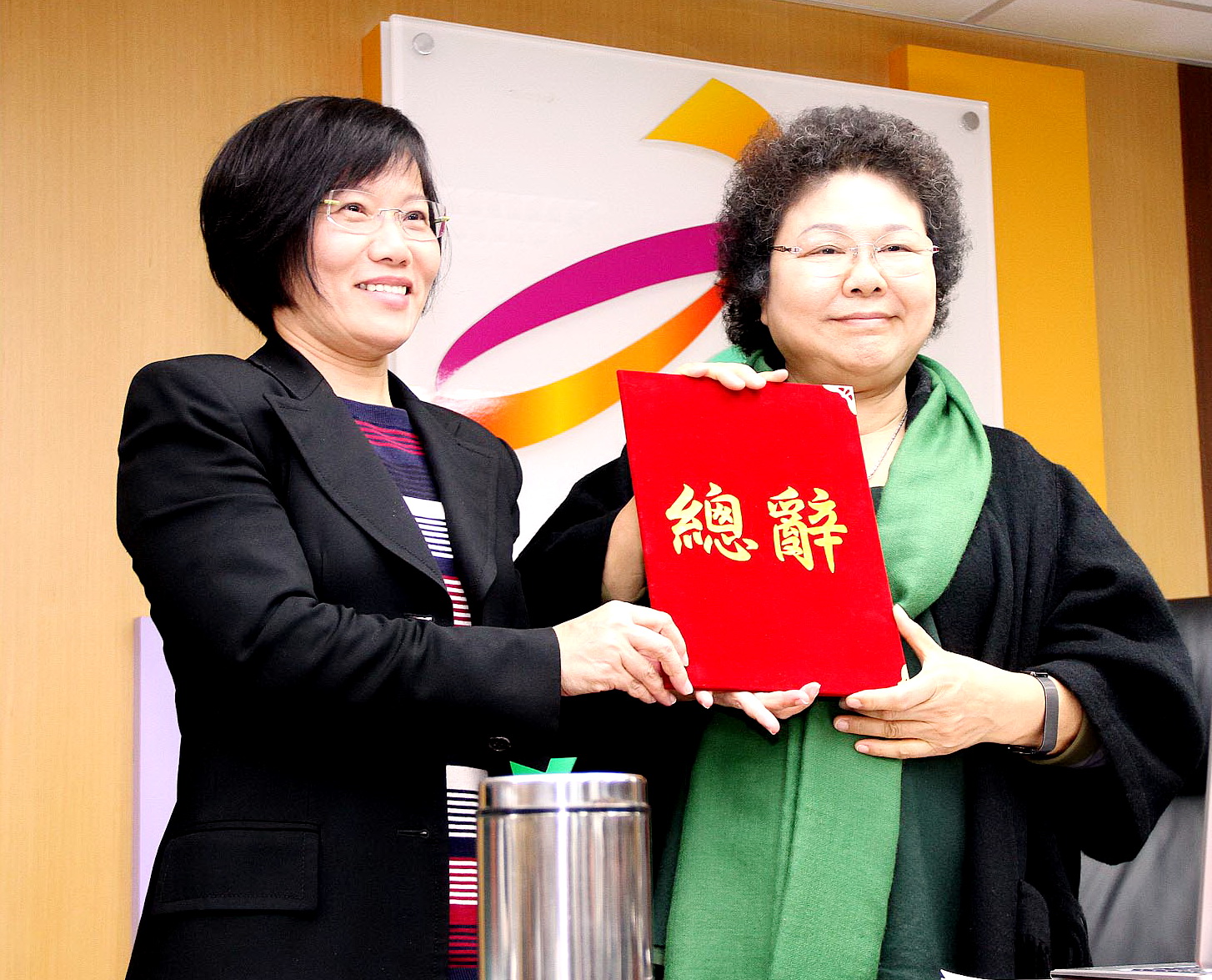副市長劉世芳代表向陳菊遞呈總辭（記者陳俊廷攝）  