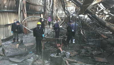 桃園市新屋保齡球館大火造成6名消防人員殉職，市府消防局與檢方分別完成火場鑑識工作，希望還原事件真相。（桃園市政府消防局提供）20150123