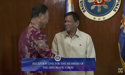 菲律賓總統當選人杜特蒂(右)宣誓就職後會見各國駐菲使節,與中國大陸駐菲大使趙鑒華(左)握手。圖/中央社資料照(翻攝於馬拉坎南宮廣播暨電視局網站)