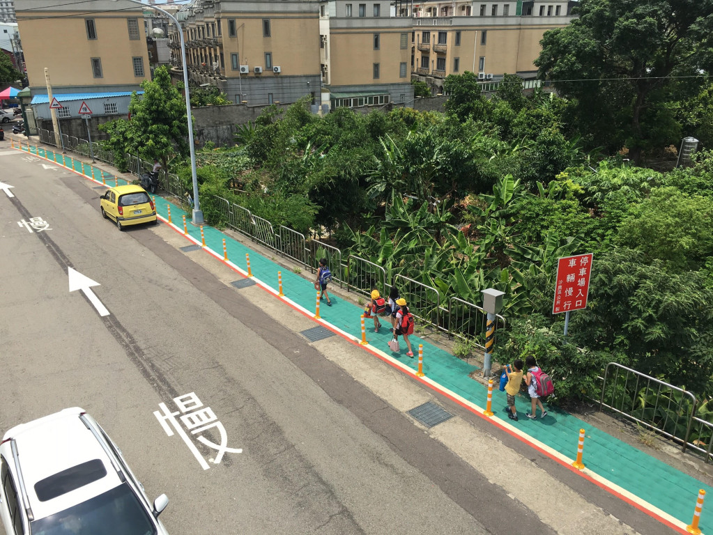 台中市政府在缺少騎樓空間及人行道的6米以上道路，設置十字或區塊形的「標線型人行道」，打造行人安全空間。圖／台中市交通局提供