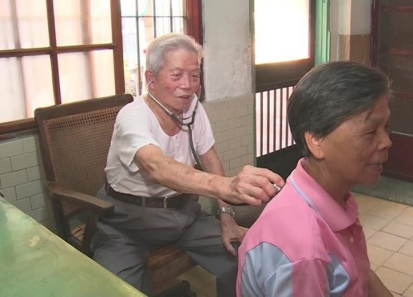  許再枝 (1921-2016)，出生在日本時代的彰化務農家庭，他從小看到為生活辛苦的農民，卻沒有好的醫療資源，他立志：「我長大後要當醫生！」圖／再枝診所