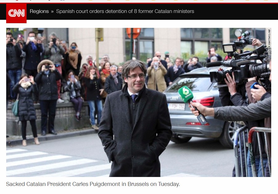 遭解職的加泰隆尼亞自治區主席普伊格蒙特（Carles Puigdemont）及其他4名部長5日主動向比利時警方投案後，獲得法官有條件釋放。圖／截自CNN網站