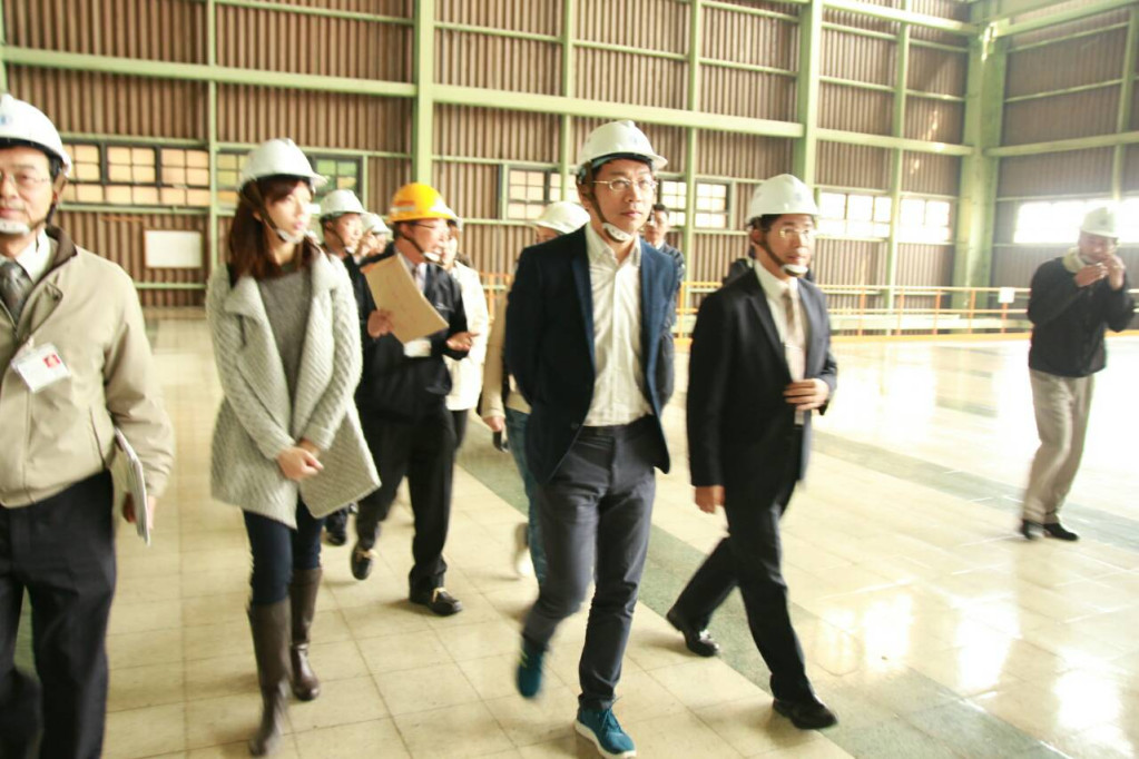 時代力量立委洪慈庸等一行人，參訪台中火力發電廠，洪慈庸說，其實台電不缺機電阻，只是不想用閒置機組發電。（時代力量提供）