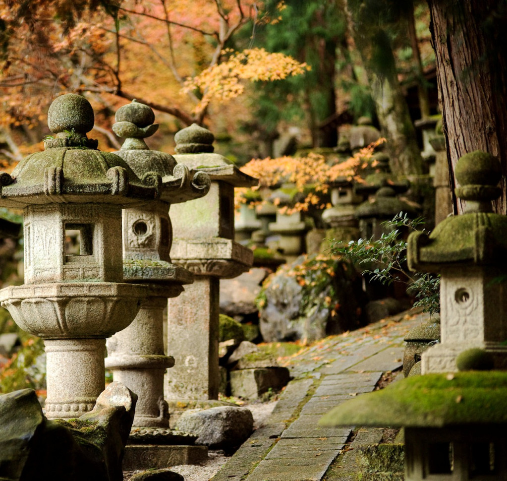作者舒國治讚嘆道，在京都這些高高低低，坡階起伏的院與院所夾之牆海中漫步，頗有一襲尋尋覓覓、曲徑通幽之感受。圖／取材自網路