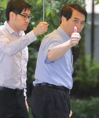 準國民黨總統參選人、立法院副院長洪秀柱10日中午宴請國民黨立委陳學聖（右）等人，陳學聖事後表示，會中建議洪秀柱應與國民黨主席朱立倫、立法院長王金平「三位一體」，對選情有很大幫助，而洪秀柱「欣然接受」。（中央社）