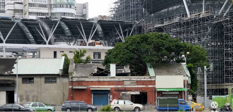 明明已被市府列為「市定古蹟」的台鐵倉庫，台鐵還是要求倉庫承租人「拆屋還地」，造成古蹟受損，主事者莫名其妙，還奢想成立「鐵路文化園區」？（台中市舊城復興協會提供）