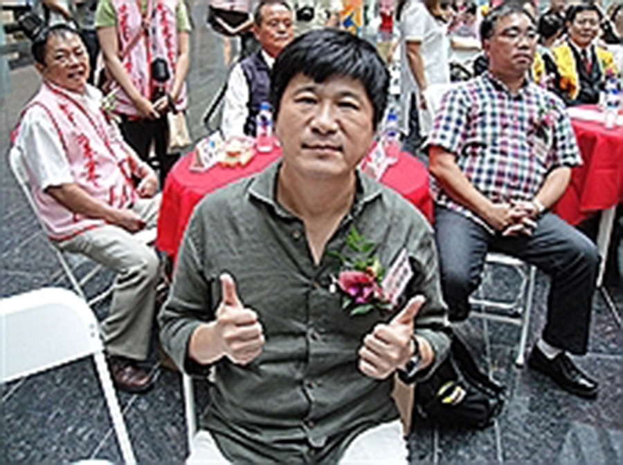 台中市政府於前日舉辦另類父親表揚活動，針對一些長年默默行善者，扶助沒有血緣關係孩子的「爸爸」們大事表揚，藝人胡瓜因二十年來長期關懷台中大坑「十方啟能中心」院童亦列入表揚之中（圖片：中央社）
