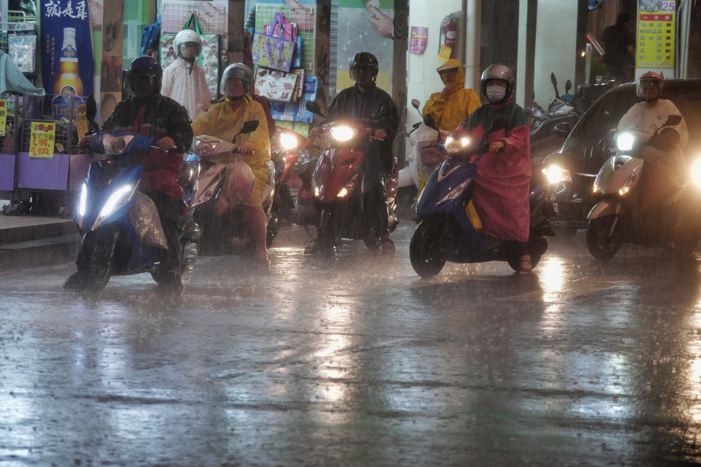 中央氣象局今（15）日發布豪雨特報，屏東縣應防超大豪雨，宜蘭縣、台東縣要防大豪雨。圖／張家銘（資料照）