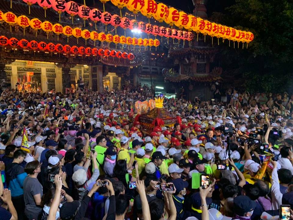 全台各地的媽祖廟在媽祖聖誕前夕揭開媽祖出巡序曲，朝野檯面上政客也趕來插上一腳，紛紛搶著沾媽祖的光，抬轎、出巡，甚至託夢說，似乎不跟著全民一起「瘋媽祖」，就要落伍了。圖／取自大甲鎮瀾宮臉書