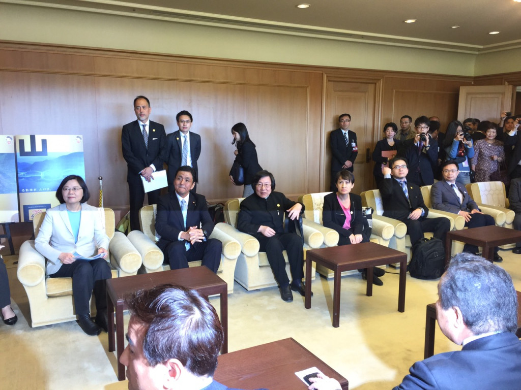 民進黨主席暨總統參選人蔡英文訪問日本四天，負責聯繫的兩位重要關鍵人物是扁政府時代，任職國安會的前國安會秘書長邱義仁(左3)和日本常葉大學法學部教授林成蔚。（朱蒲青攝）