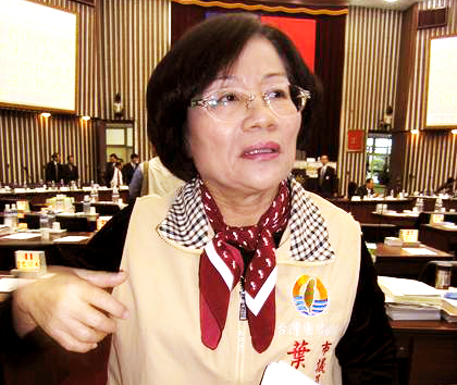 台聯立委葉津鈴今天在經濟委員會質詢指出,日本不產棕櫚油,但近四年台灣資料顯示從日本到台灣有6452公噸,日本官方資料卻只有1674公噸,多了4784公噸,究竟多餘的「幽靈棕櫚油」是從哪來?再度引發立委轟連棕櫚油也遭混充使用。(民報網路資料翻攝)