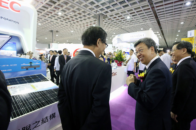 副總統今（12）天前往臺北南港展覽館，出席「2016 PV Taiwan台灣國際太陽光電展」暨「TIGIS台灣國際綠色產業展」開幕典禮。圖／總統府提供