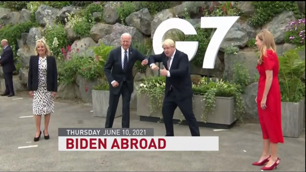 皮尤研究中心（Pew Research Center）的一項新調查顯示，自從拜登（Joe Biden）取代川普（Donald Trump）成為美國總統以來，美國的全球聲譽顯著提升。圖為2021.6.10美國總統拜登夫婦抵達英國與英國首相強生合照。擷自PBS News hour影片