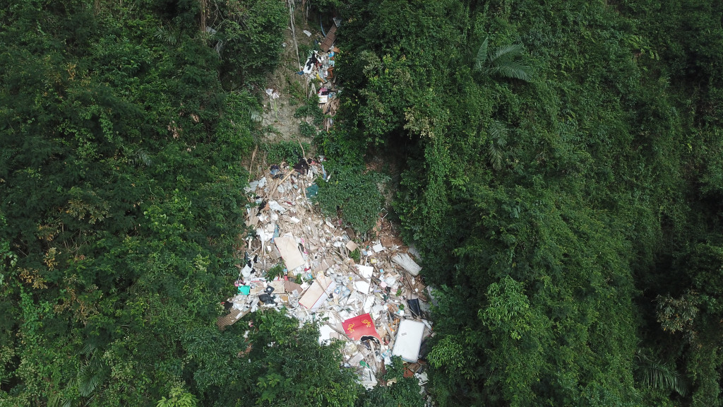 鄰近保安林地暨水源涵養保護區的花蓮縣吉安鄉楓林步道，遭不肖業者違法丟棄營建廢棄物。圖／警方提供