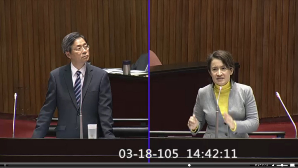 蕭美琴質詢行政院長張善政，台灣是科技大國，但台鐵訂票系統更新作業竟然一拖再拖，讓她難以接受。