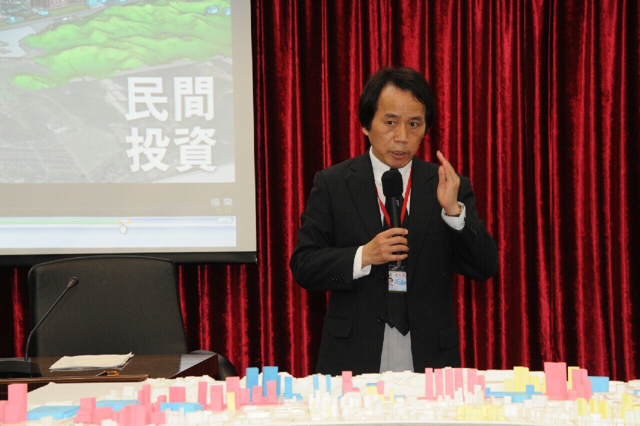 林欽榮宣布啟動北市「東區門戶計畫」創造2萬個工作機會。（朱蒲青攝）