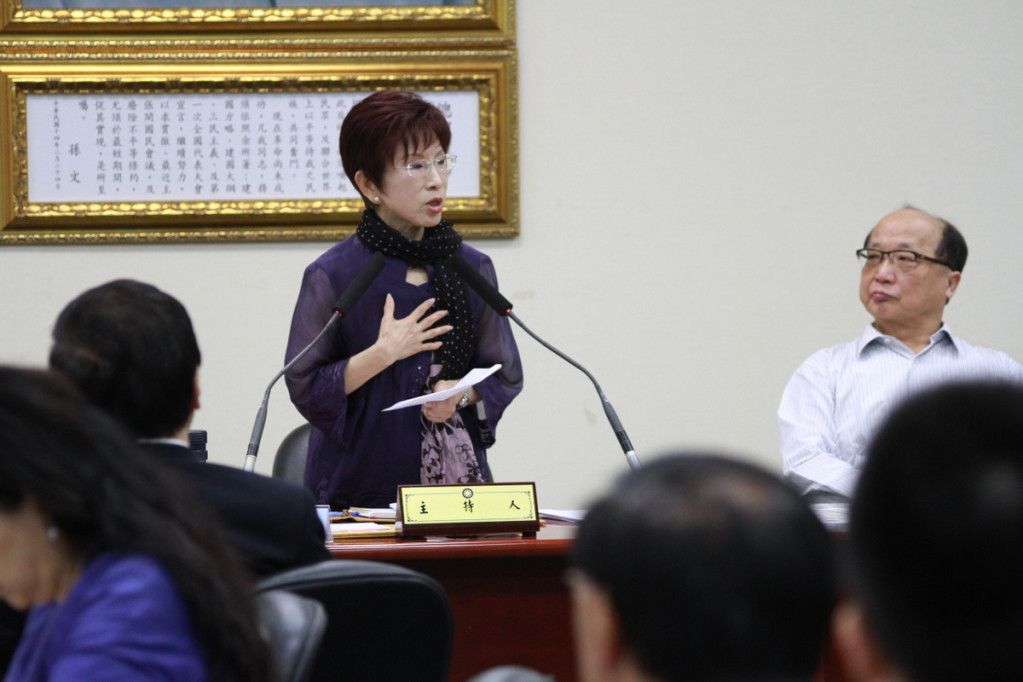國民黨昨天針對美豬、漁權等議題發動抗爭,今天中常會上黨主席洪秀柱特別點名嘉勉「有功人員」。(何豪毅攝)20160601