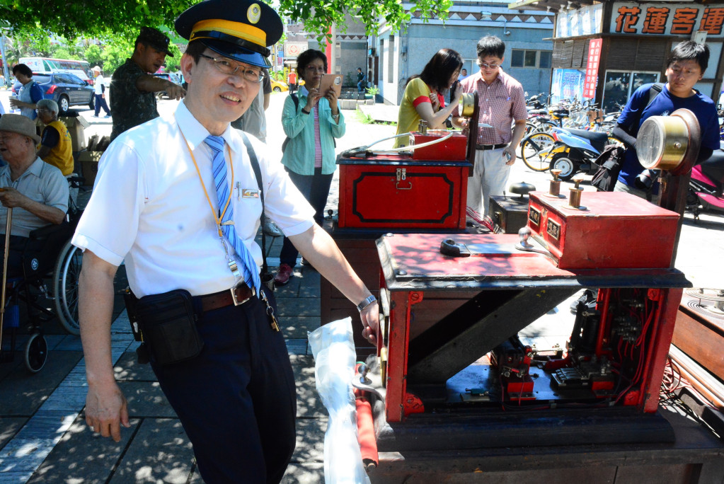 資深台鐵員曾能民說明「電氣路牌閉塞器」結構與功能，是日治時期沿用，目前已成「古物」。圖／王志偉