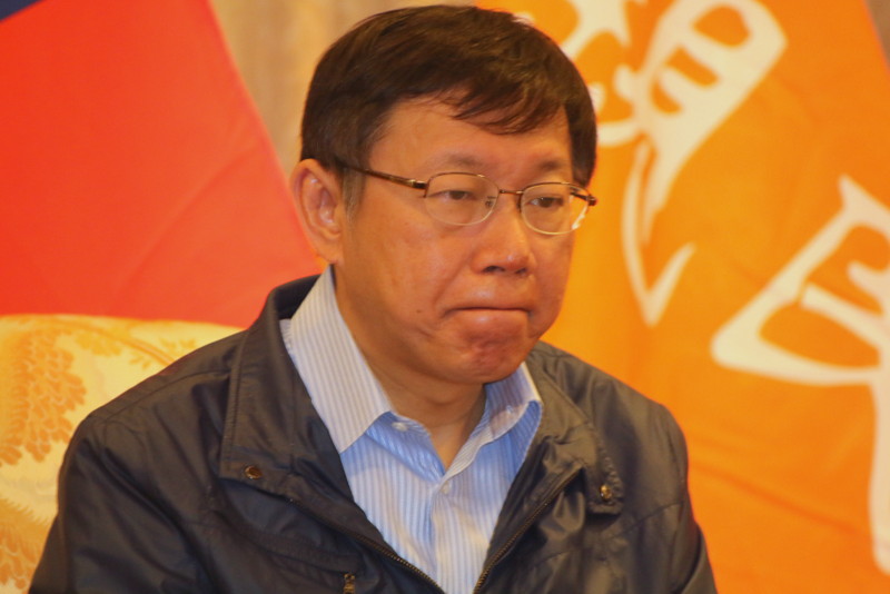 郝龍斌今天臉書貼文反對北宜直鐵穿越翡翠水庫集水區，柯文哲不置可否，直言要「用數據回答問題。」（記者何豪毅攝）