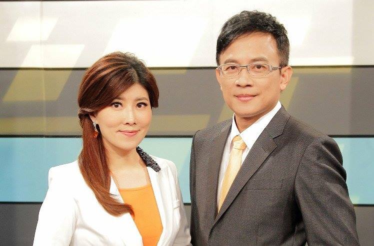 台大新聞所教授彭文正（右）主持〈正晶限時批〉被認定兼職，台大表示月內會處理，「辭掉教授，就沒這個問題」。（翻攝自彭文正臉書）20150603