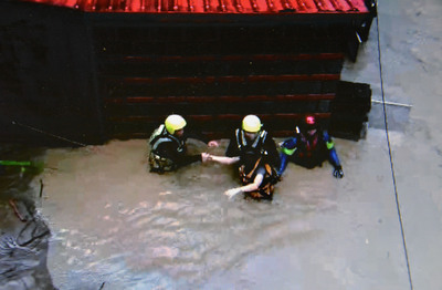 民進黨立委吳秉叡今（11）日表示，蘇迪勒颱風過境時，新店溪堤防破堤淹水，因新北市政府未能有效防堵，要求監察院主動調查懲處。圖為新北市新店區廣興地區日前淹水情況。（中央社資料照片）