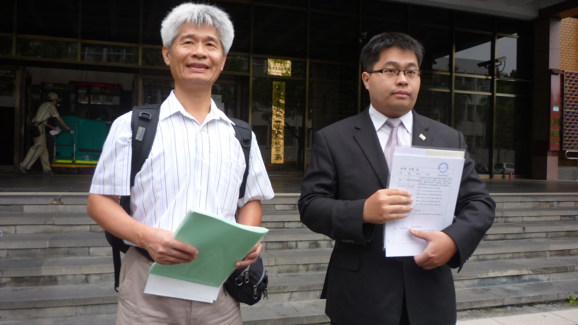 教育部長蔣偉寧課綱微調涉偽造文書案，16日首開庭，告發人黃帝穎與台教會會長呂忠津到庭說明。（林冠妙攝）