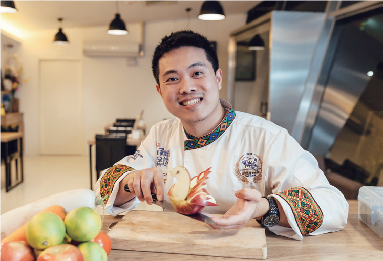 平常也在豆薈趣廚藝教室教學的楊勝凱，示範如何用蘋果雕出天鵝。
