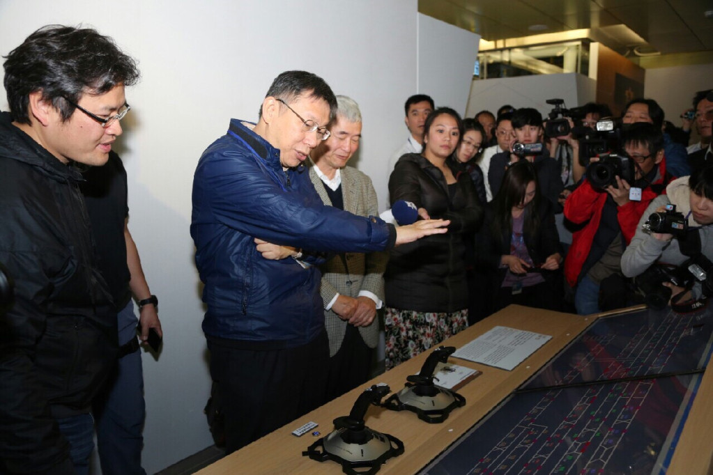 台北市長柯文哲對前總統陳水扁特赦問題表示是政治問題，「就讓新舊總統去煩惱吧」。（台北市政府提供）20160328