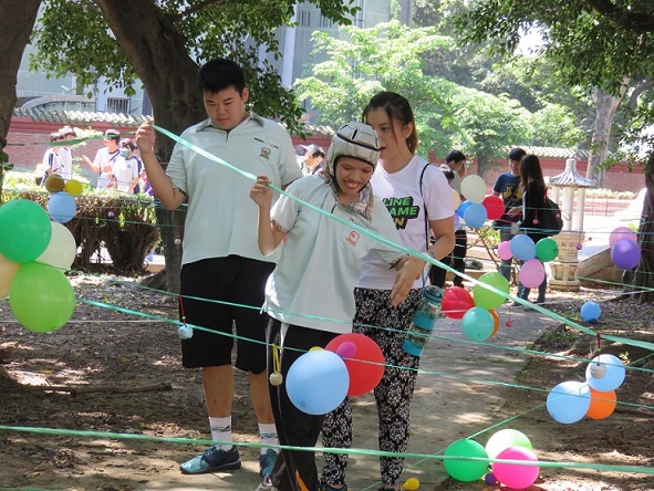 「成年禮」代表人生另一新階段的開始，對於特教生未嘗不是新的挑戰，市府亦設計不同的儀式活動來象徵，別具意義。（中市民政局提供）