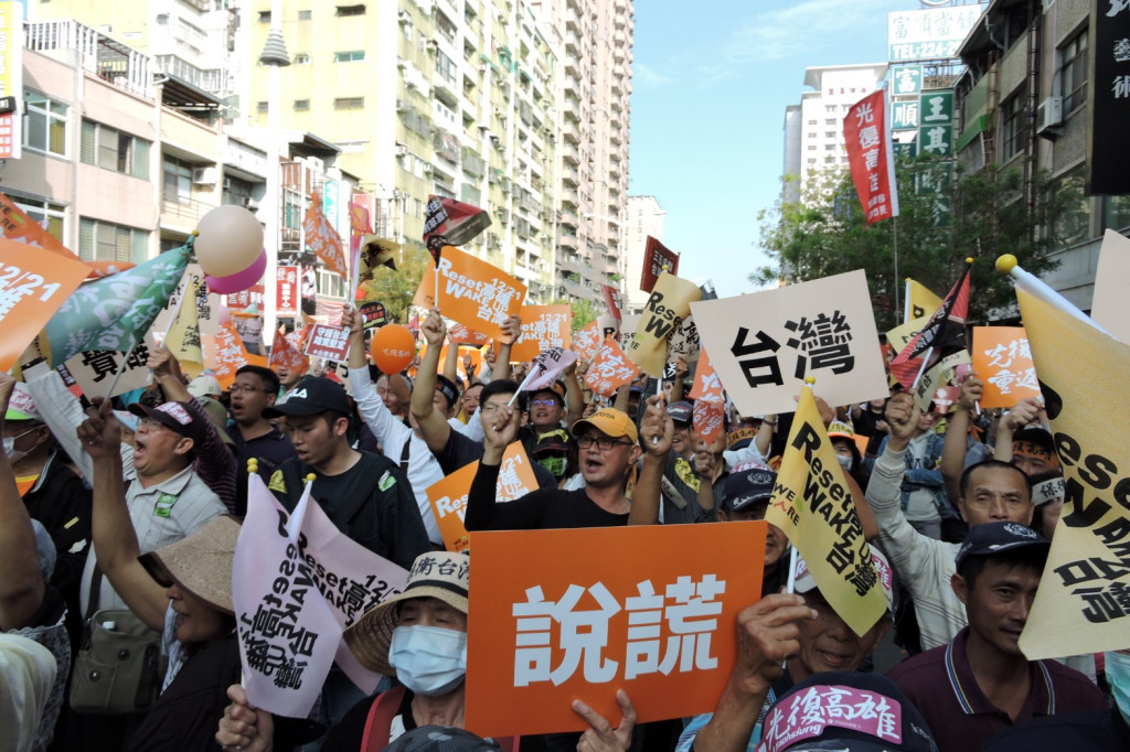 WE CARE「罷韓」及「光復高雄」大遊行約有50萬高雄人走出來，國民黨及韓草包遭到更強勁「反韓流」的「寒流」反撲襲擊，民調直直落，如果在選前沒有任何意外，國民黨恐遭到選舉史上最大的慘敗！圖／林世昌