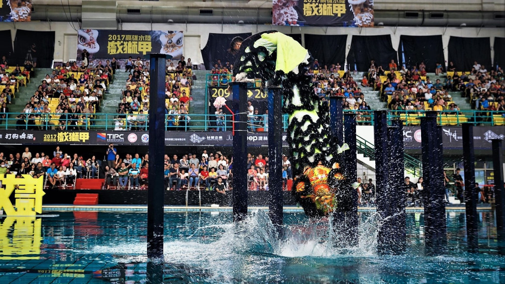 「2017高雄水陸戲獅甲」第一輪競賽，備受矚目的「香港潤福堂國術龍獅總會」和「馬來西亞麻坡關聖宮龍獅團」今午在高樁處相繼雙雙失足落水。(圖/陳俊廷翻攝)