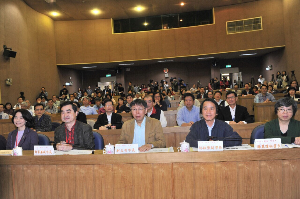 台北市長柯文哲今天出席北市府104年度首長領航營表示，他要求市府局處首長都要針對百日內作的政績提出報告。(北市府圖片提供))