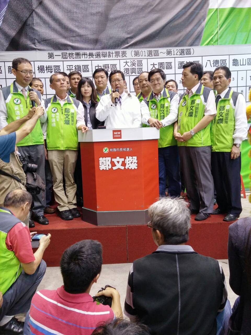 民進黨桃園市長候選人鄭文燦跌破外界眼鏡贏得市長寶座，鄭文燦晚間發表當選感言。（鄭文燦競選總部提供）