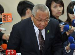 立委陳歐珀為｢弔唁｣馬總統母喪風波鞠躬道歉。（中央社）