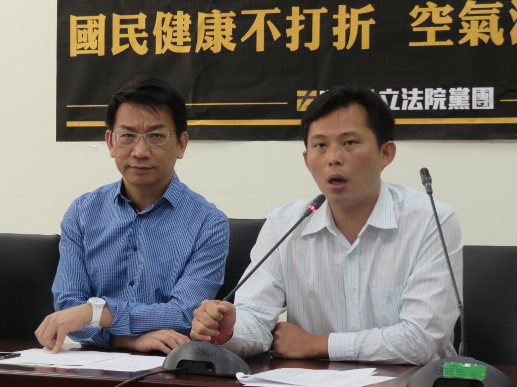 針對雲林六輕及台中火力電廠等空氣有害物質重度污染源管制及維護居民健康、生活品質，時代力量立委黃國昌表示，時力將提案授權中央及地方主管機關禁止生煤、石油焦或其他有害物質販賣使用，並提高罰鍰至少10倍。（記者唐詩攝影）20160712