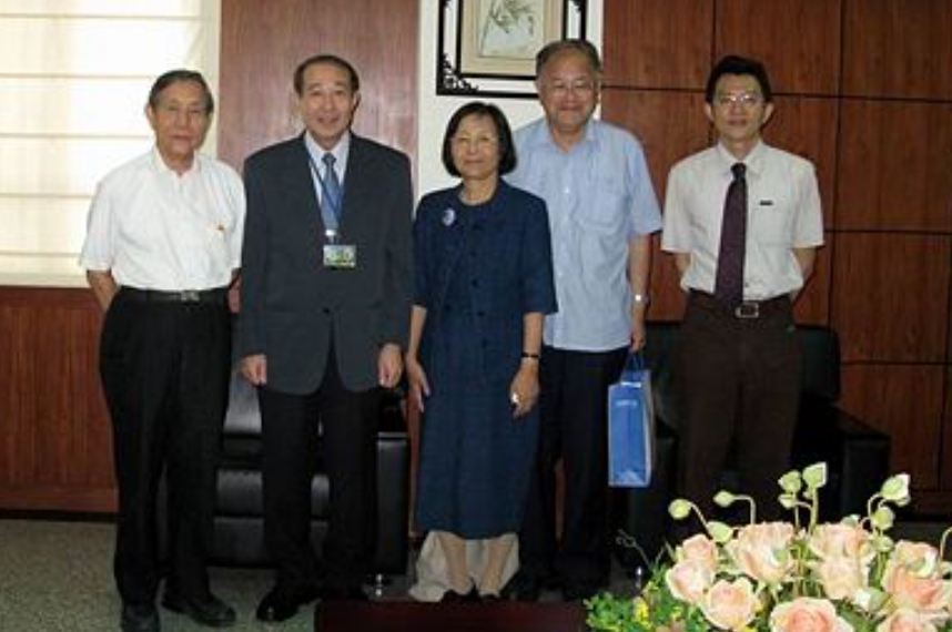 2008年8月28日郭惠二教授（右2）與林媽利醫師（中）訪問高醫。圖／擷自高醫網站Enews118 國際事務中心