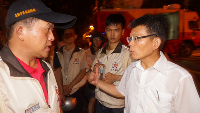 高雄氣爆造成死傷慘重，行政院政務委員楊秋興（前右）1日前往五權國小前進指揮中心，了解災情並慰問到場受安置的災民。(中央社)