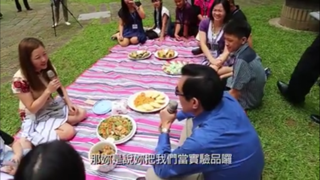 明天是母親節,總統馬英九今(7)日在官方臉書貼出日前和新住民媽媽及小孩在總統府野餐的影片,祝福全天下的媽媽們,母親節快樂!(翻攝「馬英九總統」臉書)